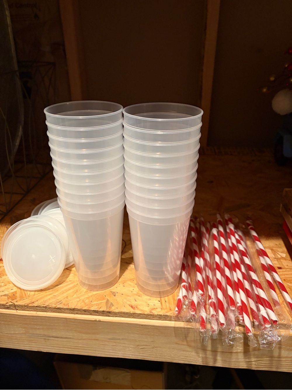 20 Reusable stadium cups with Red & White plastic Straws and lids. Brand new